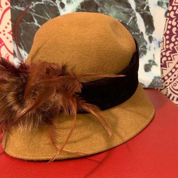 Vintage Italian velvet hat with feathers - Picture 2 of 4